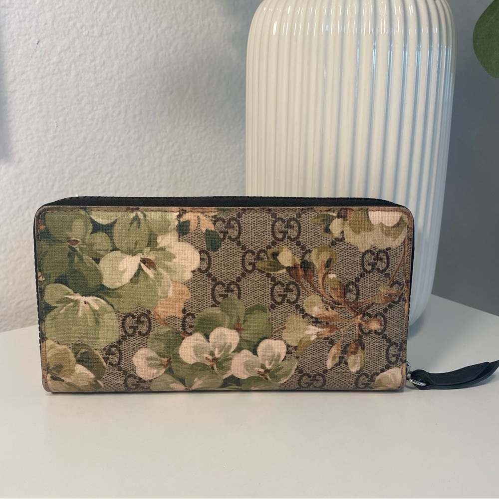 GUCCI Rare GG Supreme Blooms Green/Beige Zip Wallet